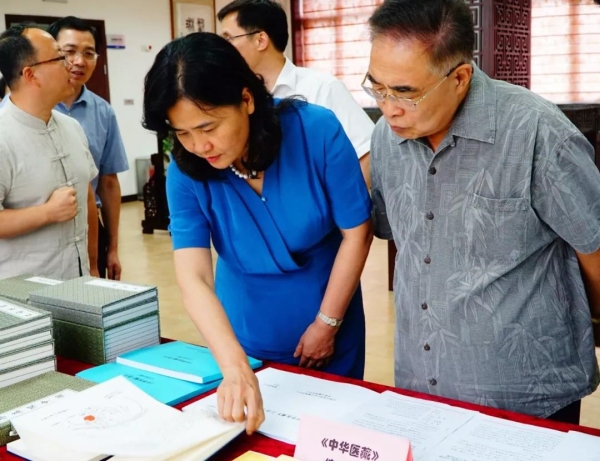 國(guó)家衛(wèi)生健康委黨組成員、國(guó)家中醫(yī)藥管理局黨組書(shū)記余艷紅（前排左一）在中醫(yī)藥信息研究所調(diào)研中醫(yī)古籍相關(guān)工作